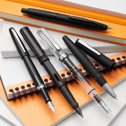 Pelikan Souverän M200 Fountain Pen, Fine Nib, Black, 1 Each (993915) :  Office Products 